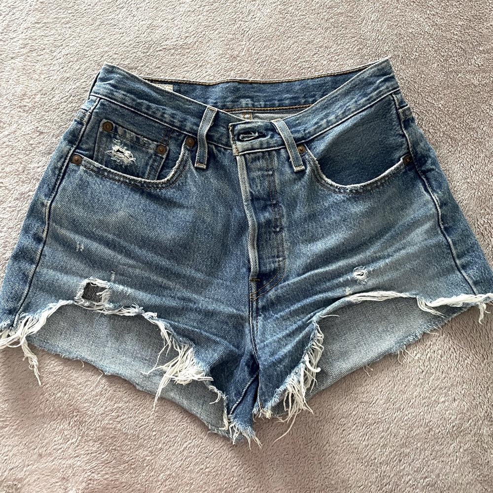 High Waisted Levi Shorts Size 25